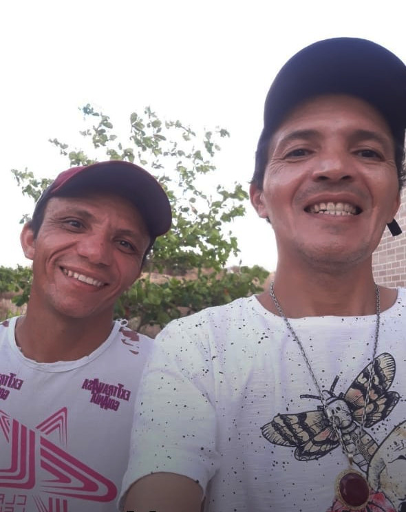 Os irmão João Jarba (esquerda) e Roma Edsom (direita) encontraram o primeiro meteorito da Paraíba - Foto: Roma Edsom