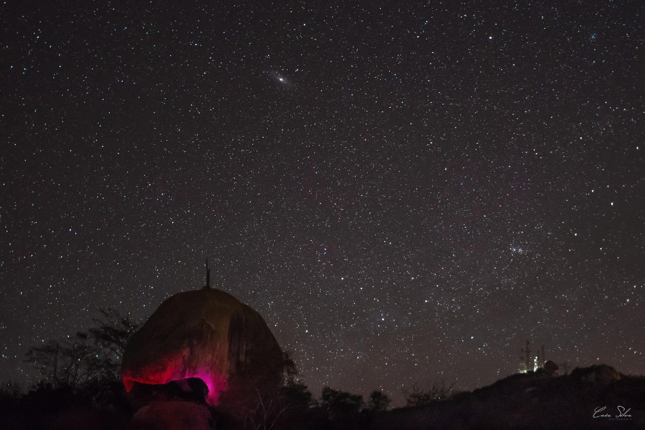 Galáxia de Andrômeda sobre a Pedra do Caboclo e Pico do Jabre - Foto: Caio Silva