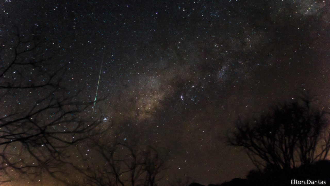 Meteoro cruzando o céu de Maturéia - Foto: Elton Dantas