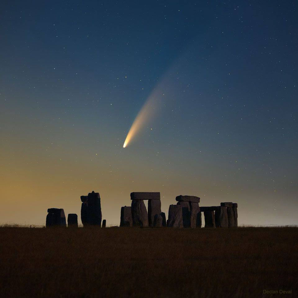 Cometa C/2020 F3(Neowise) sobre Stonehenge, Inglaterra - Créditos: Declan Deval