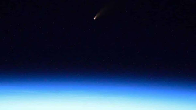 Cometa C/2020 F3 (Neowise) fotografado a partir da Estação Espacial Internacional - Créditos: Ivan Vagner / Roscosmos
