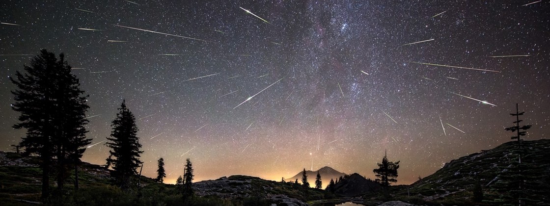 Meteoros perseidas sobre o Monte Shasta, Califórnia, EUA em agosto de 2016 - Créditos: Brad Goldpaint