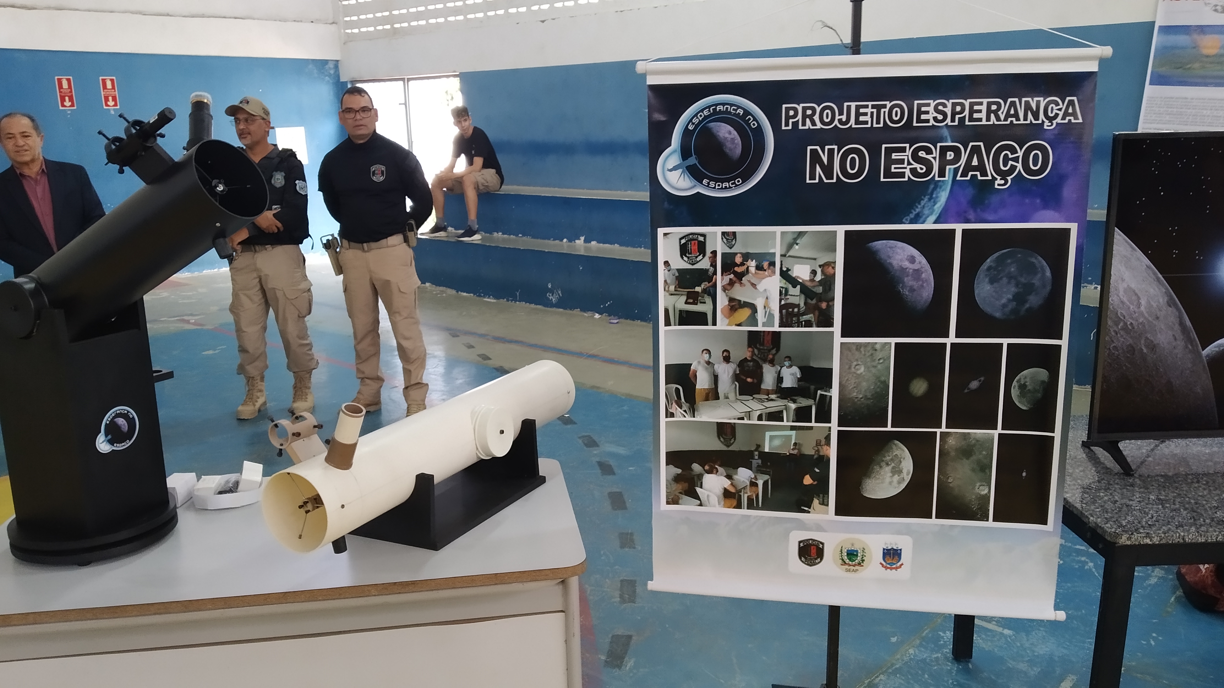 Telescópio que foi entregue à Escola Virginius da Gama e Melo e modelo em construção do Projeto Esperança no Espaço - Foto: APA