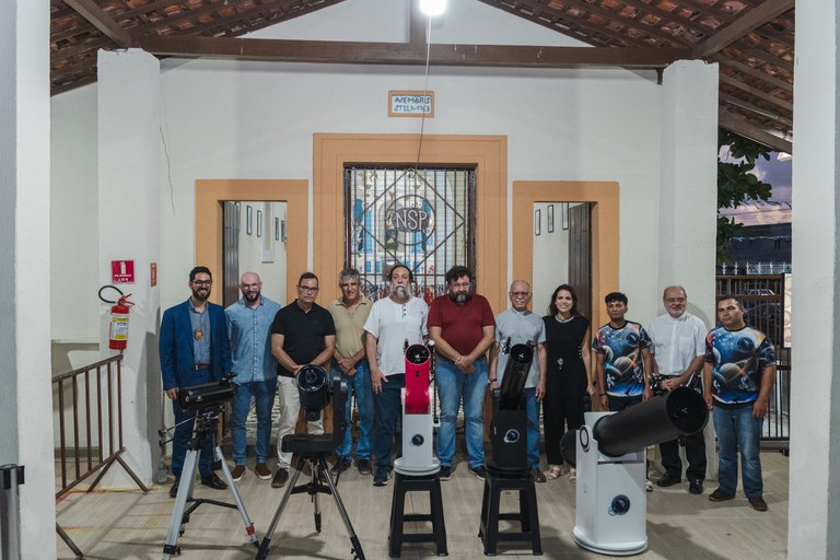 Secretário da Secties, Claudio Furtado (centro), e demais convidados na exposição dos equipamentos já produzidos com apoio do Governo do Estado | Créditos: Mateus de Medeiros/SECTIES